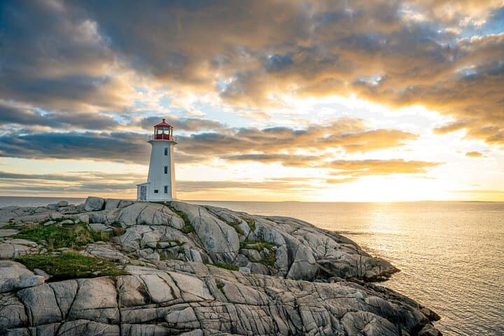 Peggy's Cove, Lunenburg and Titanic Cemetery Full Day Tour
