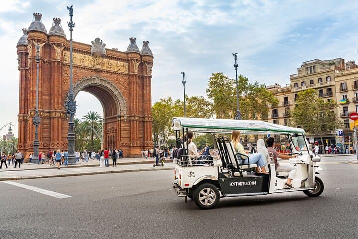 Tour Welcome to Barcelona in Eco Tuk Tuk Private with Local Guide